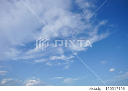 青空に浮かぶ雲 130317196
