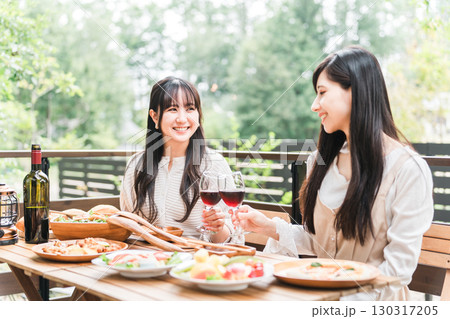 テラス席でワインを飲む女性客・女子旅・トラベル・ランチ・グルメ 130317205