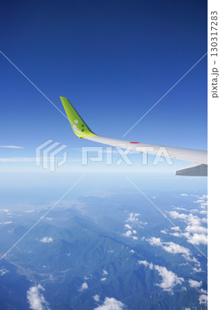 飛行機の窓から見た景色 飛行機の窓から見た景色 130317283