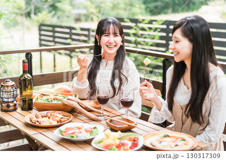 テラス席でワインを飲む女性客・女子旅・トラベル・ランチ・グルメ 130317309