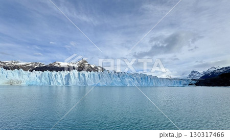 ペリトモレノ氷河の引きの写真と青空 130317466