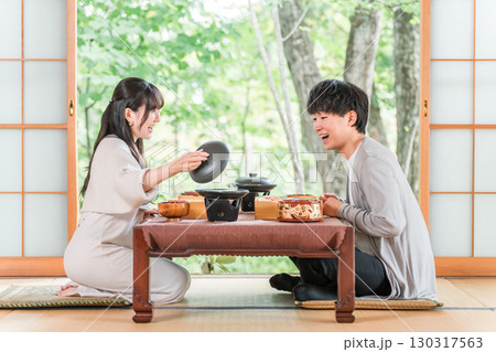 旅館で会席料理を楽しむ夫婦・カップル（部屋食・懐石料理・御膳・贅沢） 130317563