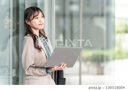 ノートパソコンを持つおしゃれな女性・デザイナー・ビジネスウーマン ノートパソコンを持つおしゃれな女性・デザイナー・ビジネスウーマン 130318004