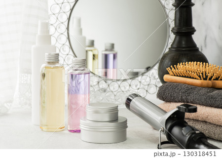 窓際に配置した化粧品と美容小物 130318451
