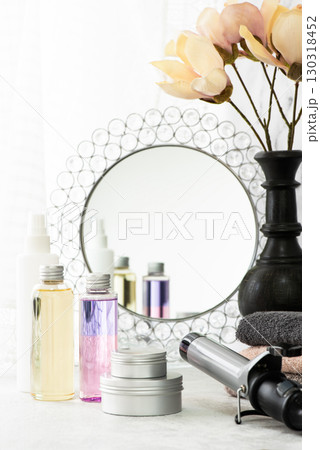 丸い鏡とスキンケア化粧品とヘアアイロンとタオル 130318452