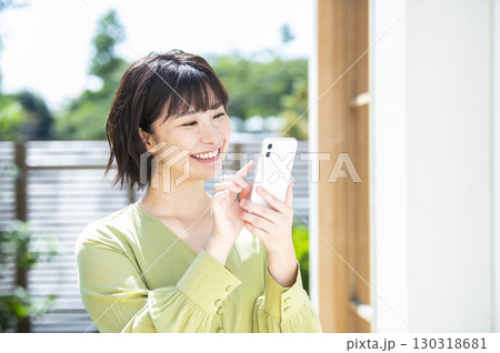 スマホで検索する若い女性 130318681