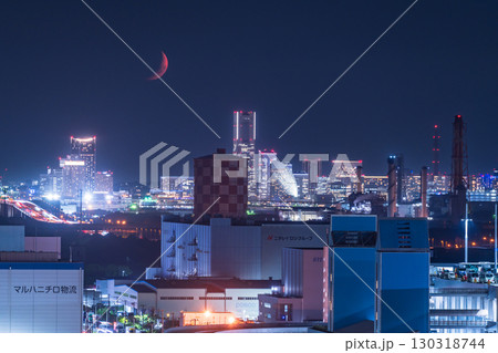 《神奈川県》横浜みなとみらいの夜景と工場夜景 《神奈川県》横浜みなとみらいの夜景と工場夜景 130318744