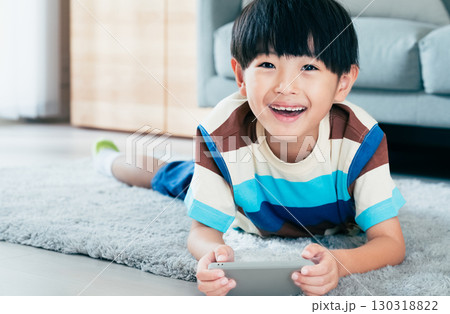 スマホで遊ぶ男の子 スマホで遊ぶ男の子 130318822