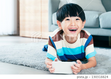 スマホで遊ぶ男の子 スマホで遊ぶ男の子 130318824