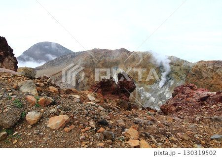 日本百名山 雌阿寒岳 ポンマチネシリ火口と阿寒富士 日本百名山 雌阿寒岳 ポンマチネシリ火口と阿寒富士 130319502