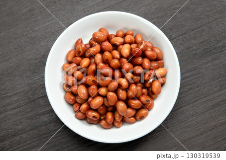 水で戻した山形県川西町の乾燥紅大豆 130319539