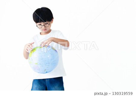 地球儀を持つ男の子 130319559