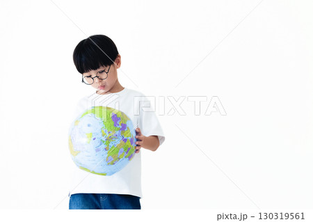 地球儀を持つ男の子 130319561