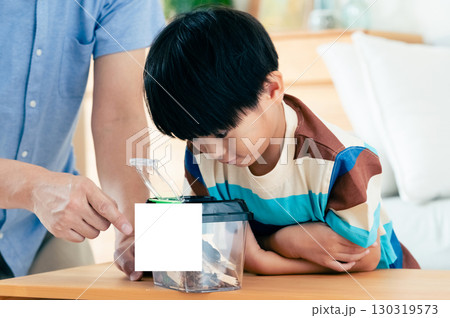 クワガタの観察をする親子 クワガタの観察をする親子 130319573