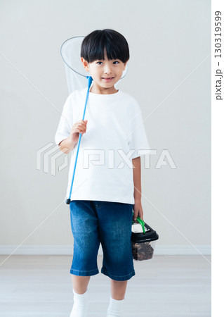 捕虫網を持つ男の子 130319599