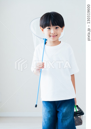 捕虫網を持つ男の子 130319600