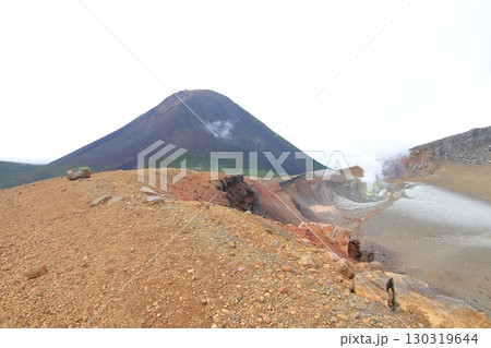 日本百名山　登山道より 雌阿寒岳登山道より　ポンマチネシリ火口　阿寒富士を望む 130319644