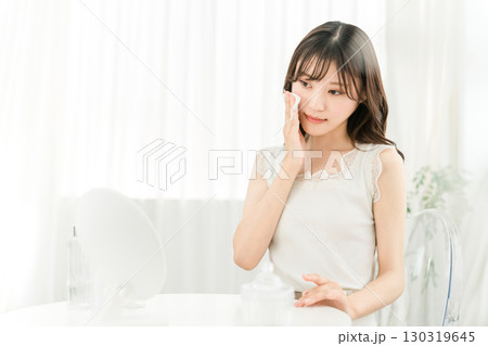 肌を保湿するためにスキンケアする女性 130319645