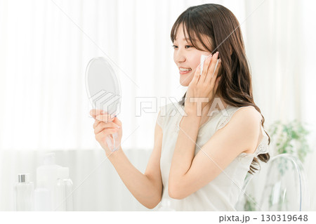 肌を保湿するためにスキンケアする女性 130319648