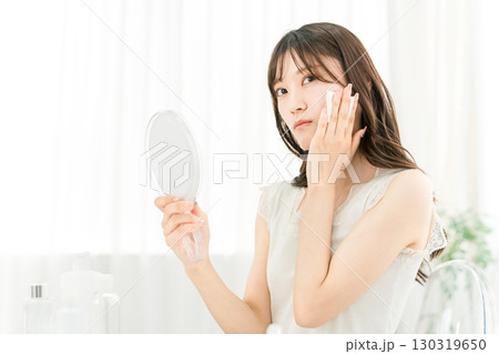 肌を保湿するためにスキンケアする女性(肌トラブル,肌荒れ) 肌を保湿するためにスキンケアする女性(肌トラブル,肌荒れ) 130319650