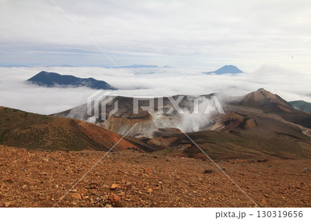 日本百名山 雌阿寒岳山頂から望む 中マチネシリ火口 雄阿寒岳方面の雲海 日本百名山 雌阿寒岳山頂から望む 中マチネシリ火口 雄阿寒岳方面の雲海 130319656