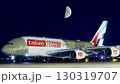 エミレーツ航空A380月夜タキシング 130319707