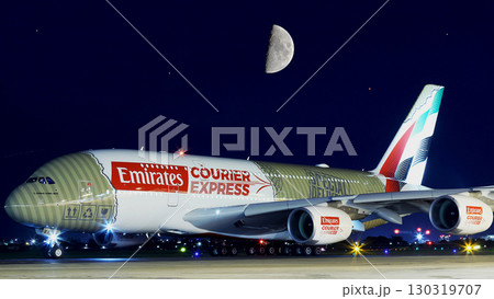 エミレーツ航空A380月夜タキシング エミレーツ航空A380月夜タキシング 130319707
