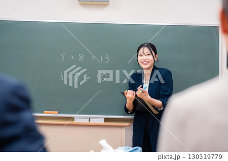 教室で授業をする女性の教師 130319779