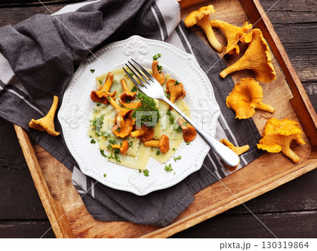 Italian ravioli with fresh roasted chanterelles and creamy parmesan cheese sauce 130319864