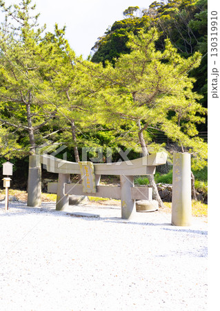対馬 和多都美神社 低い鳥居 対馬 和多都美神社 低い鳥居 130319910