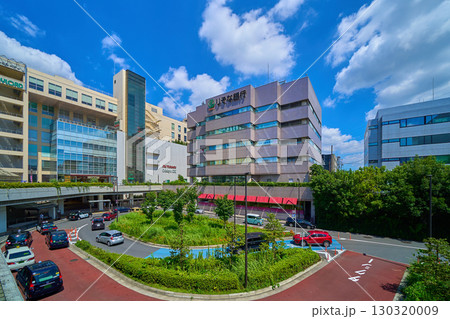 神奈川県川崎市麻生区 新百合ヶ丘駅南口ロータリーと周辺の街並み(上麻生1丁目)とタクシー乗り場 130320009