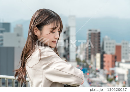 屋上で景色を見ながら考え事をするビジネスウーマン 屋上で景色を見ながら考え事をするビジネスウーマン 130320087