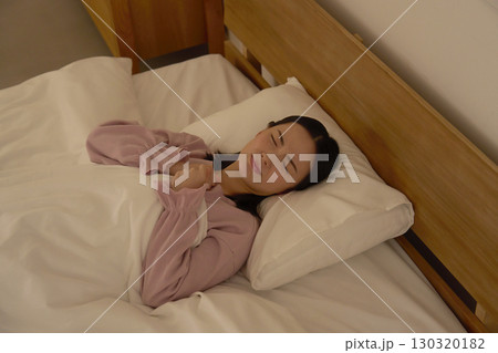 睡眠　うなされる女性　ベッドルーム 130320182
