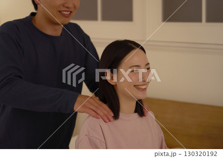 妻の肩揉みをする夫 妻の肩揉みをする夫 130320192