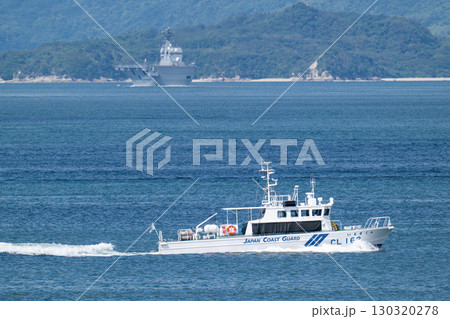 海上保安庁の巡視艇いよざくら と 海上自衛隊の護衛艦ひゅうが 海上保安庁の巡視艇いよざくら と 海上自衛隊の護衛艦ひゅうが 130320278