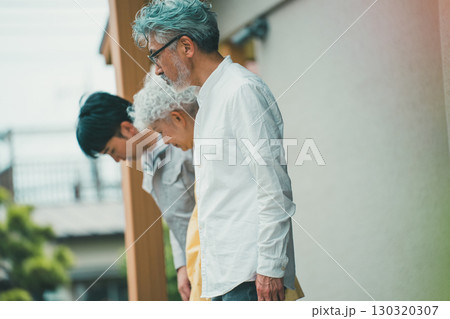 若い住宅営業マンとシニア夫婦 130320307