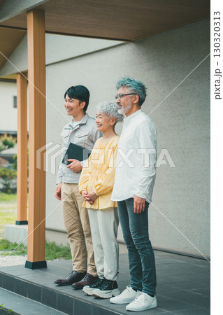 若い住宅営業マンとシニア夫婦 若い住宅営業マンとシニア夫婦 130320313