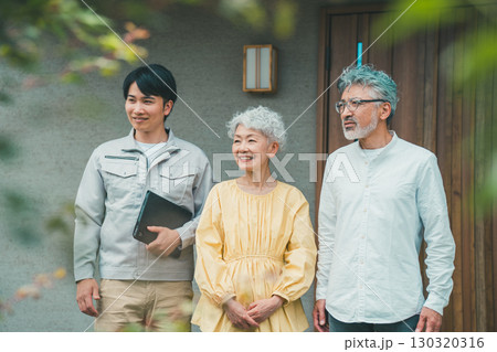 若い住宅営業マンとシニア夫婦 若い住宅営業マンとシニア夫婦 130320316