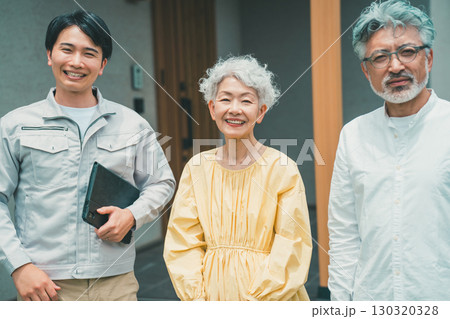 若い住宅営業マンとシニア夫婦 130320328