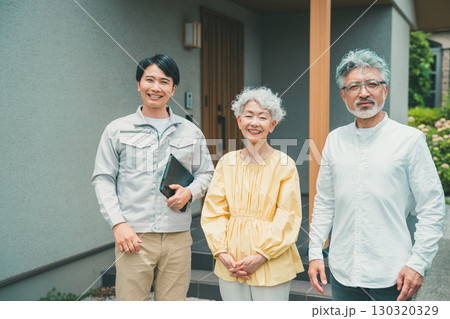 若い住宅営業マンとシニア夫婦 若い住宅営業マンとシニア夫婦 130320329