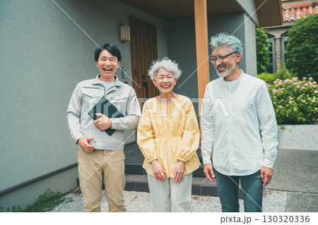 住宅営業マンとシニア夫婦 130320336