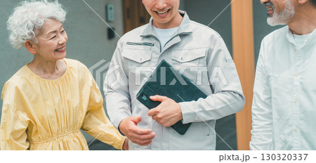 頼れる住宅営業マンとシニア夫婦 130320337