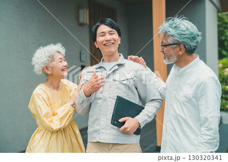 頼れる住宅営業マンとシニア夫婦 130320341