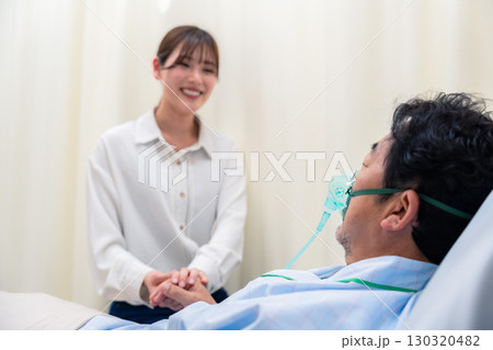 人工呼吸器をつけた男性と病院に駆けつけた家族 130320482