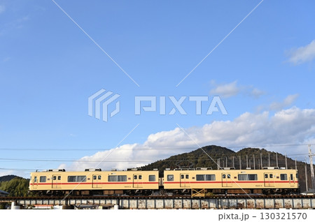 夕刻の可児川を渡る 名鉄広見線6000系電車6013編成ストロークリーム 夕刻の可児川を渡る 名鉄広見線6000系電車6013編成ストロークリーム 130321570