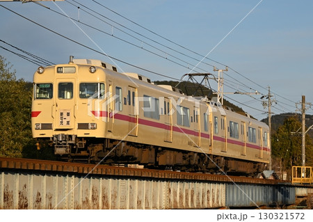 夕刻の可児川を渡る 名鉄広見線6000系電車6013編成ストロークリーム 夕刻の可児川を渡る 名鉄広見線6000系電車6013編成ストロークリーム 130321572