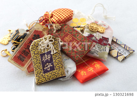 捨てれずに処分に困ったたくさんの御守り 130321698