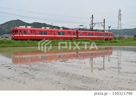 名鉄広見線 6000系電車6011編成白帯　御嵩の水田を行く 130321796