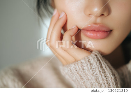 セーターに包まれた手元とリップが織りなす冬の保湿ケア（コスメ 美容 秋冬） 130321810