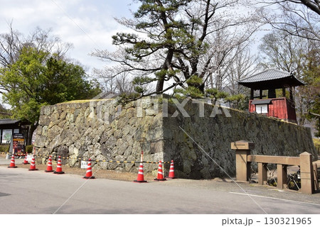 長野県上田市　上田城跡公園の二の丸跡と平和の鐘（時の鐘） 130321965